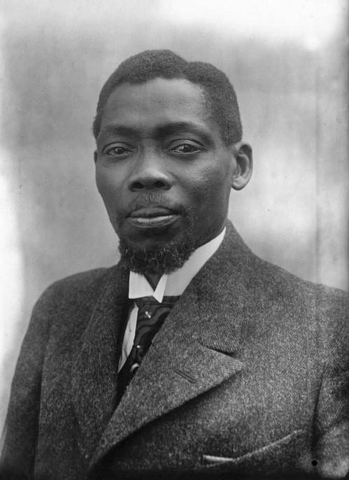 Blaisse Diagne, député du Sénégal et Ht Commissaire du Congrès Pan Noir : photographie de presse, Bibliothèque nationale de France. Agence Meurisse (domaine public)